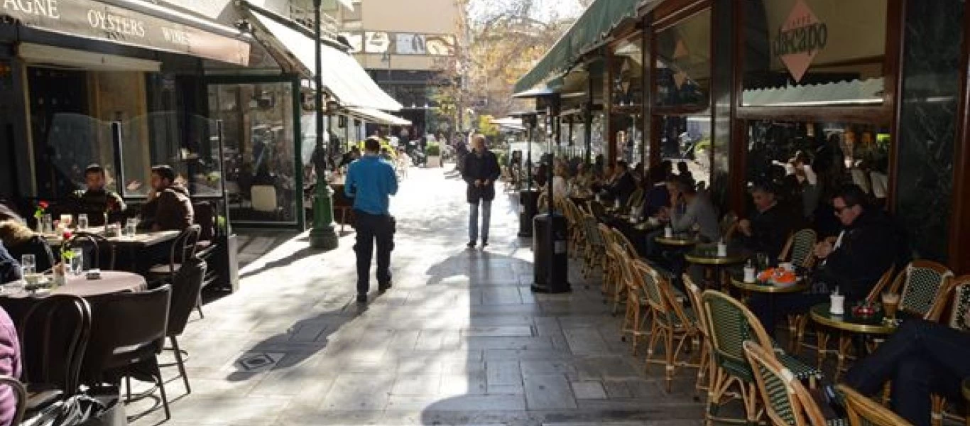 Εικόνα-εμετός στο Κολωνάκι: Αλλοδαπός αφοδεύει στη μέση του δρόμου!